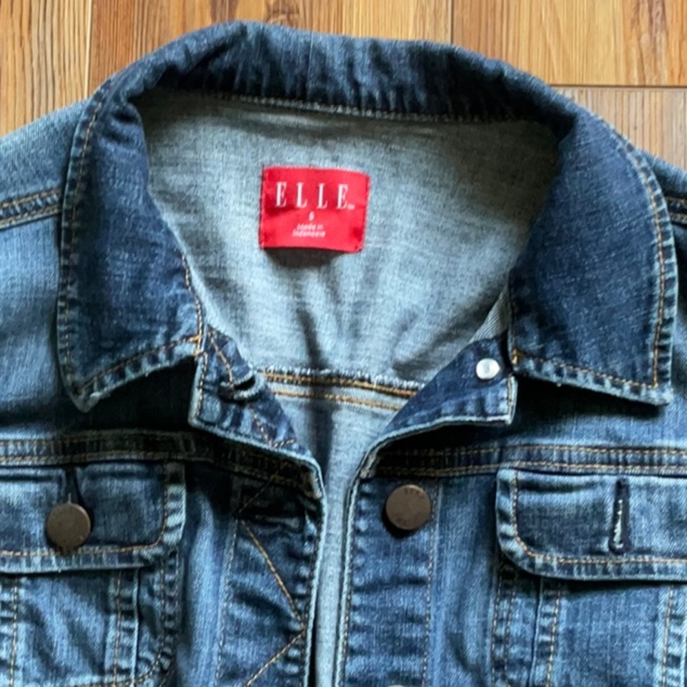 💖Elle denim jacket, 2 breast pocket with button closures, 2 front slit pockets - Picture 2 of 3